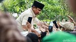 Potret Prabowo Khusyuk Berdoa di Makam Sang Ayah