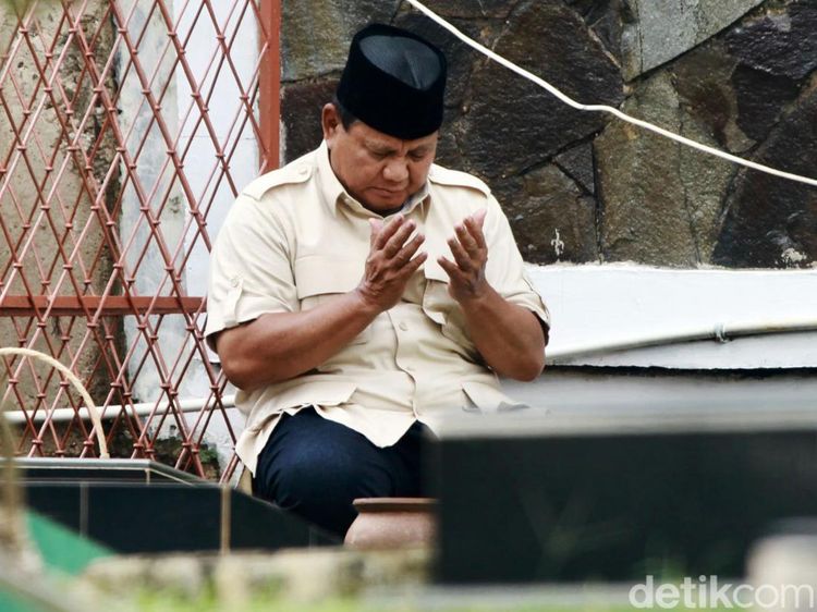 Potret Prabowo Khusyuk Berdoa di Makam Sang Ayah