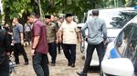 Potret Prabowo Khusyuk Berdoa di Makam Sang Ayah
