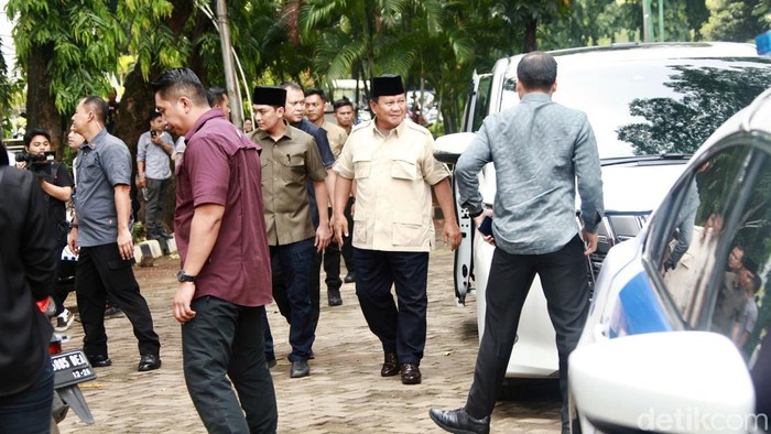 Potret Prabowo Khusyuk Berdoa di Makam Sang Ayah Prabowo Subianto berziarah ke makam ayahnya Soemitro Djojohadikusumo di TPU Karet Bivak, Jakarta, Kamis (15/2). Prabowo terlihat khusyuk berdoa di makam ayahnya.
