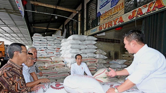 Presiden Joko Widodo cek beras di Pasar Induk Cipinang Presiden Joko Widodo cek beras di Pasar Induk Cipinang