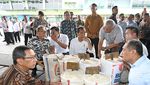 Momen Jokowi Jongkok Cek Beras di Tengah Heboh Pasokan Langka