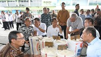 Sambil jongkok, Jokowi yang didampingi Menteri Perdagangan Zulkifli Hasan, Pj Gubernur DKI Jakarta Heru Budi, Dirut Perum Bulog Bayu Krisnamurthi, dan Kepala Badan Pangan Nasional Arief Prasetyo, mengecek pasokan beras di salah satu toko. Foto: Dok. Perum Bulog