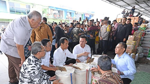 Momen Jokowi Jongkok Cek Beras di Tengah Heboh Pasokan Langka