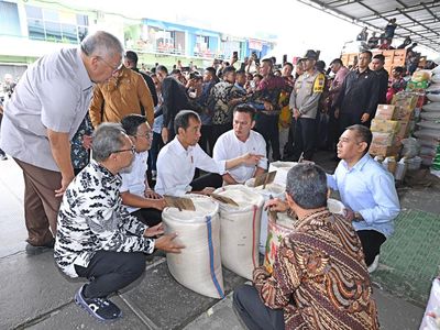 Momen Jokowi Jongkok Cek Beras di Tengah Heboh Pasokan Langka