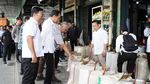 Momen Jokowi Jongkok Cek Beras di Tengah Heboh Pasokan Langka