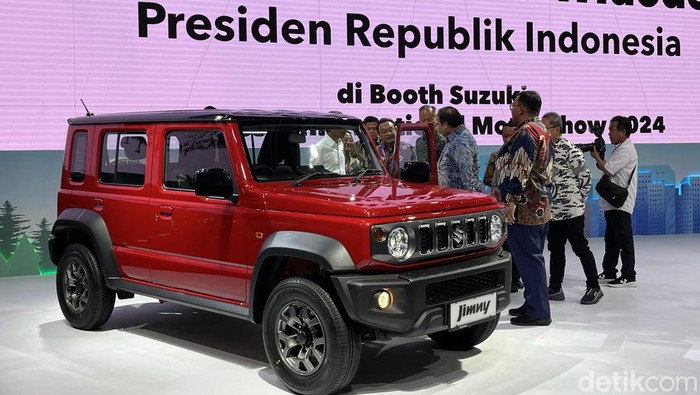 Presiden Jokowi di booth Suzuki melihat Jimny 5 pintu pada gelaran IIMS 2024