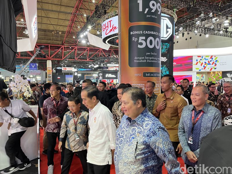 Presiden Jokowi di booth Suzuki melihat Jimny 5 pintu pada gelaran IIMS 2024