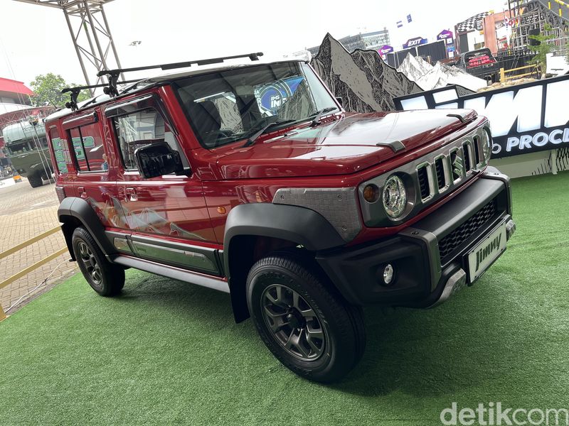 Presiden Jokowi di booth Suzuki melihat Jimny 5 pintu pada gelaran IIMS 2024