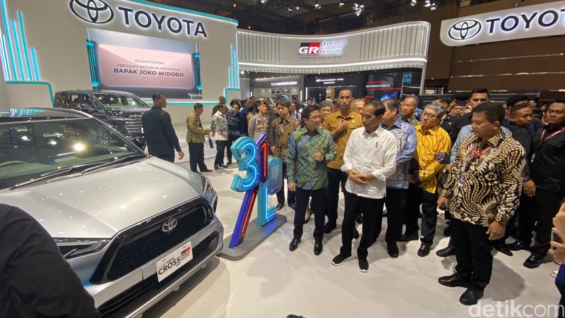 Presiden Jokowi di booth Toyota pada gelaran IIMS 2024. Dia disambut Vice President Director PT. Toyota-Astra Motor (TAM), Henry Tanoto.