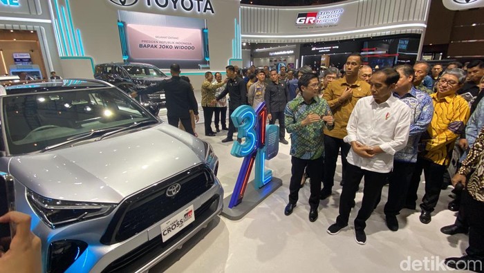 Presiden Jokowi di booth Toyota pada gelaran IIMS 2024. Dia disambut Vice President Director PT. Toyota-Astra Motor (TAM), Henry Tanoto.