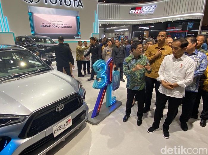 Presiden Jokowi di booth Toyota pada gelaran IIMS 2024. Dia disambut Vice President Director PT. Toyota-Astra Motor (TAM), Henry Tanoto.