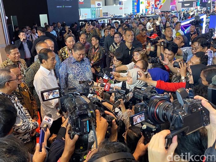 Presiden Jokowi dikerbuti wartawan sesusai secara resmi membuka pameran IIMS 2024.