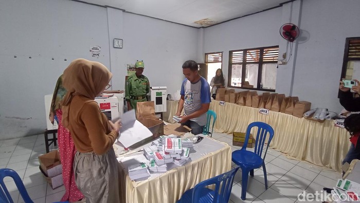 Proses rekapitulasi di TPS 01 Desa Cipondok, Kecamatan Sukaresik Kabupaten Tasikmalaya berlanjut usai salah seorang petugaa meninggal dunia.