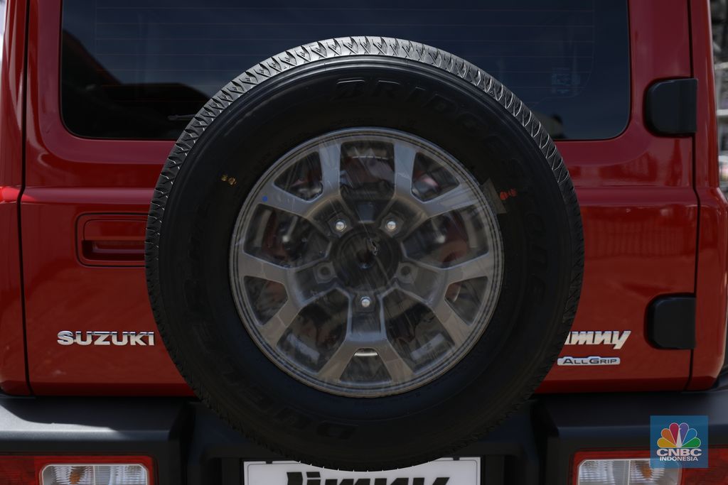 PT Suzuki Indomobil Sales (SIS) resmi meluncurkan produk SUV legendaris yaitu Suzuki Jimny 5-door dalam pameran otomotif Indonesia International Motor Show (IIMS) 2024 yang digelar di JIExpo Kemayoran, Jakarta pada Kamis (15/2/2024). (CNBC Indonesia/Tri Susilo)