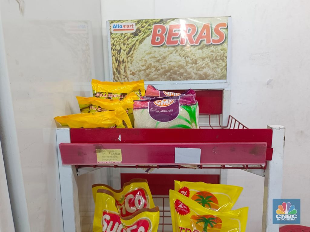 Rak beras kosong di Alfamidi, Bekasi. (CNBC Indonesia)