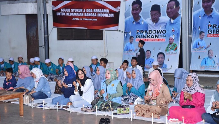 Relawan Capres dan Cawapres, Prabowo Subianto dan Gibran Rakabuming Raka di Kabupaten Jepara, Jawa Tengah menggelar rasa syukur dan doa bersama, Rabu (14/2/2024) malam.