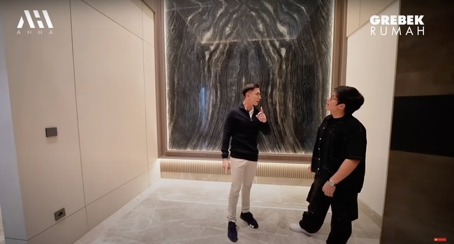 Setelah masuk disambut dengan void rumah. Masih tampak kosong, bagian void rumahnya itu rencananya akan ditambah dengan lampu gantung kristal. Foto: YouTube/AH