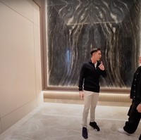 Setelah masuk disambut dengan void rumah. Masih tampak kosong, bagian void rumahnya itu rencananya akan ditambah dengan lampu gantung kristal. Foto: YouTube/AH