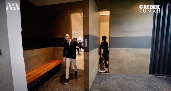 Kemewahaan sudah terlihat dari pintu masuk rumah. Tak hanya mewah namu juga unik, pintu masuk berukuran besar tersebut dibuat terinspirasi dari pintu mal. “Terinspirasi dari mal ther, kan bisa muter-muter,” terang Verrel. Foto: YouTube/AH