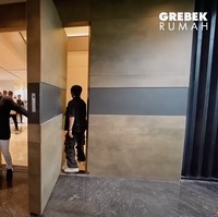 Kemewahaan sudah terlihat dari pintu masuk rumah. Tak hanya mewah namu juga unik, pintu masuk berukuran besar tersebut dibuat terinspirasi dari pintu mal. “Terinspirasi dari mal ther, kan bisa muter-muter,” terang Verrel. Foto: YouTube/AH