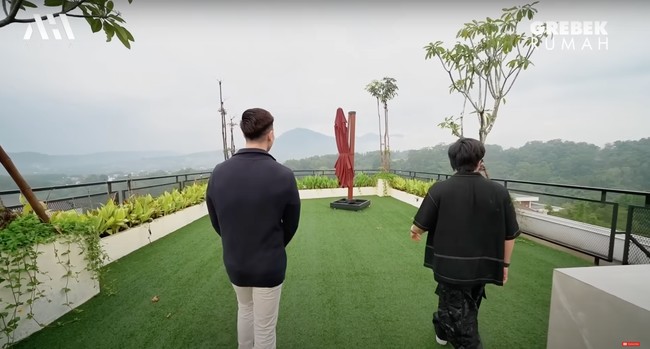 Kalau yang satu ini adalah area rooftop di rumah baru Verrel. Verrel mengatakan jika rooftop rumahnya itu bisa dijadikan tempat untuk BBQ-an atau nongkrong bersama teman-temannya. Foto: YouTube/AH