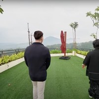 Kalau yang satu ini adalah area rooftop di rumah baru Verrel. Verrel mengatakan jika rooftop rumahnya itu bisa dijadikan tempat untuk BBQ-an atau nongkrong bersama teman-temannya. Foto: YouTube/AH