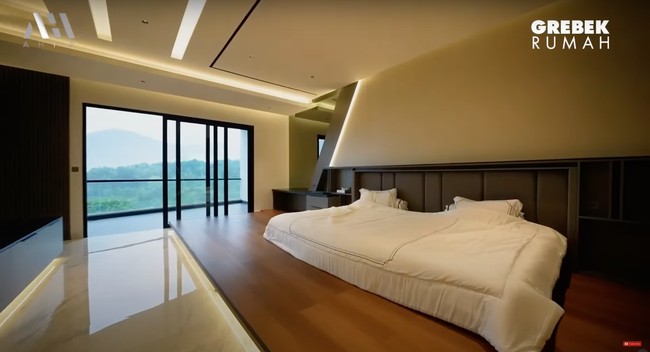 Penampakan kamar tidur utama di rumah baru Verrel yang cukup luas. Untuk kasurnya Verrel memilih custom. Ia mengaku harus menunggu sekitar 1 bulanan untuk memperoleh kasur idamannya tersebut. Foto: YouTube/AH