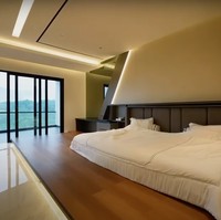 Penampakan kamar tidur utama di rumah baru Verrel yang cukup luas. Untuk kasurnya Verrel memilih custom. Ia mengaku harus menunggu sekitar 1 bulanan untuk memperoleh kasur idamannya tersebut. Foto: YouTube/AH