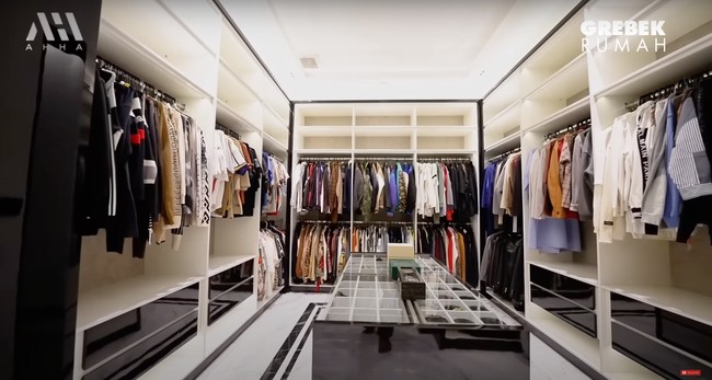 Lantai 2 rumahnya terdapat ruangan khusus untuk walk in closet. Ruangan tersebut tampak sudah dipenuhi dengan pakaian serta berbagai aksesori miliki Verrel. Foto: YouTube/AH