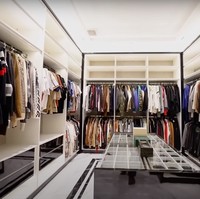 Lantai 2 rumahnya terdapat ruangan khusus untuk walk in closet. Ruangan tersebut tampak sudah dipenuhi dengan pakaian serta berbagai aksesori miliki Verrel. Foto: YouTube/AH