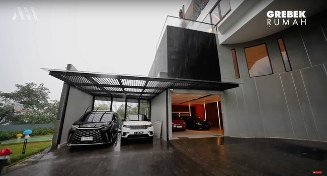 Di garasi rumah terlihat koleksi mobil-mobil mewah Verrel yang sudah terparkir rapih. Salah satunya ada yang merupakan mobil pertama Verrel pemberian sang ayah. Verrel mengatakan saat itu ayahnya hanya membayar DP atau uang muka, lalu Verrel yang melanjutkan membayar cicilan mobil. Foto: YouTube/AH
