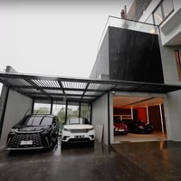 Di garasi rumah terlihat koleksi mobil-mobil mewah Verrel yang sudah terparkir rapih. Salah satunya ada yang merupakan mobil pertama Verrel pemberian sang ayah. Verrel mengatakan saat itu ayahnya hanya membayar DP atau uang muka, lalu Verrel yang melanjutkan membayar cicilan mobil. Foto: YouTube/AH