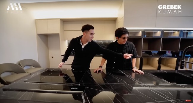 Tepat di belakang ruang keluarga juga terdapat dapur yang tak kalah mewah dengan dilapisi marmer berwarna hitam. Foto: YouTube/AH