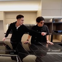 Tepat di belakang ruang keluarga juga terdapat dapur yang tak kalah mewah dengan dilapisi marmer berwarna hitam. Foto: YouTube/AH