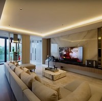 Bagian ruang keluarganya terlihat begitu nyaman dengan dilengkapi sofa dan lantai marmer. Untuk mempercantik ruangan, terdapat beberapa pajangan di lemari sebelah TV. Foto: YouTube/AH