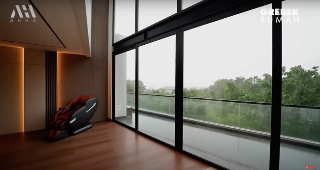Mewah dan super luas, rumah baru seharga Rp 50 miliar milik Verrel itu juga menyuguhkan pemandangan yang asri. Verrel mengatakan jika rumah tersebut juga ditujukan untuk calon istrinya kelak. Foto: YouTube/AH