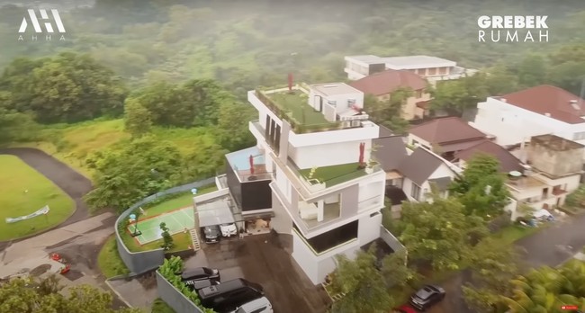 Terletak di daerah pegunungan, rumah baru Verrel Bramasta memiliki luas tanah sekitar 1.000 meter persegi. Rumah tersebut tampak asri dikelilingi dengan pepohonan hijau. Foto: YouTube/AH