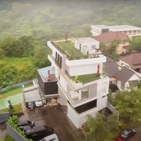 Terletak di daerah pegunungan, rumah baru Verrel Bramasta memiliki luas tanah sekitar 1.000 meter persegi. Rumah tersebut tampak asri dikelilingi dengan pepohonan hijau. Foto: YouTube/AH