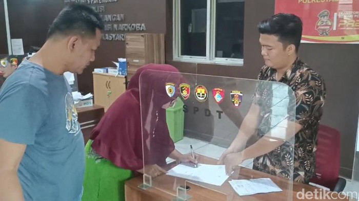 Saharani saat melapor ke SPKT Palembang.