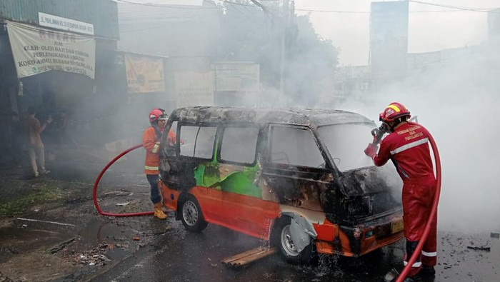 Satu unit angkotan kota (angkot) terbakar di tanjakan Empang, Bogor Selatan, Kota Bogor.