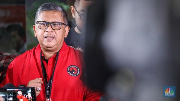 Sekretaris Jenderal PDI Perjuangan (PDIP) Hasto Kristiyanto memberikan keterangan di Posko Tim  Pemenangan Nasional (TPN) Ganjar-Mahfud, Kebon Sirih, Jakarta (15/2/2024). (CNBC Indonesia/Faisal Rahman)