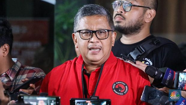 Sekretaris Jenderal PDI Perjuangan (PDIP) Hasto Kristiyanto memberikan keterangan di Posko Tim  Pemenangan Nasional (TPN) Ganjar-Mahfud, Kebon Sirih, Jakarta (15/2/2024). (CNBC Indonesia/Faisal Rahman)