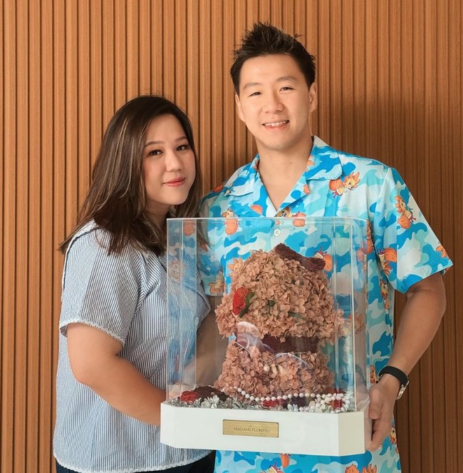 Atlet badminton Marcus Gideon turut merayakan Valentine dengan memberi sang istri tercinta bunga berbentuk anjing warna cokelat. “Happy valentine’s day,” tulisnya di Instagram. Foto: Instagram @marcusfernaldig