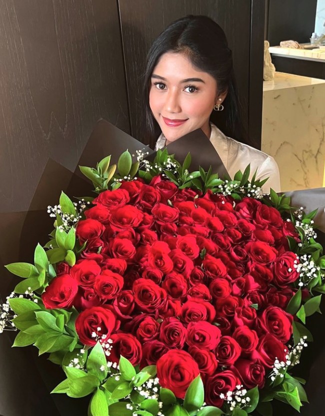 Erina Gudono menerima sebuket bunga besar dari suaminya, Kaesang Pangarep saat Valentine. “14 Februari 2024🤍 Terimakasih Mas @kaesangp bunganya, alhamdulillah tadi juga udah nyoblos di TPS terdekat,” tulis Erina di Instagram. Foto: Instagram @erinagudono