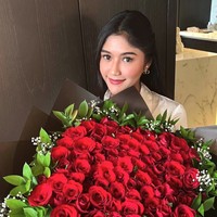 Erina Gudono menerima sebuket bunga besar dari suaminya, Kaesang Pangarep saat Valentine. “14 Februari 2024🤍 Terimakasih Mas @kaesangp bunganya, alhamdulillah tadi juga udah nyoblos di TPS terdekat,” tulis Erina di Instagram. Foto: Instagram @erinagudono