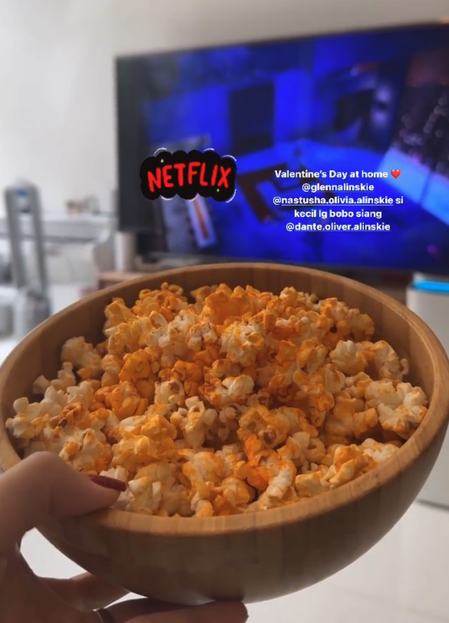Chelsea Olivia merayakan Valentine bersama Glenn Alinskie dengan bersantai di rumah saja, nonton film sambil makan popcorn. Foto: Instagram @chelseaoliviaa