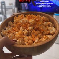 Chelsea Olivia merayakan Valentine bersama Glenn Alinskie dengan bersantai di rumah saja, nonton film sambil makan popcorn. Foto: Instagram @chelseaoliviaa