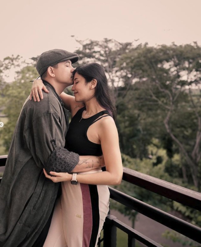 Pasangan Ryan Delon dan Sharena selalu romantis. Mereka mengunggah foto mesra saat Valentine. “Happy Valentine’s day,” tulis keduanya di Instagram. Foto: Instagram @tail_wagging