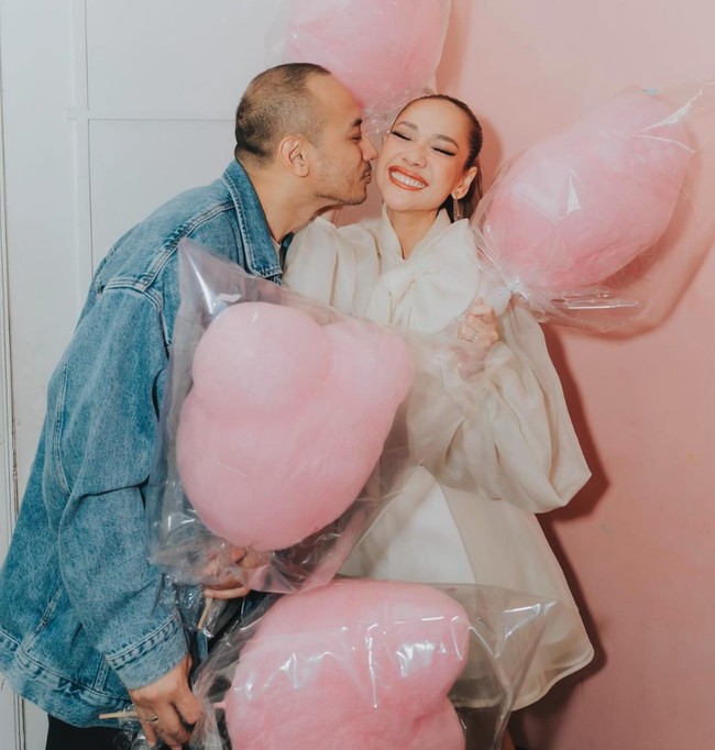 Pasangan pengantin baru, Bunga Citra Lestari (BCL) dan Tiko Aryawardhana, mengunggah momen Valentine bersama yang romantis. “Today is our first valentines day as a husband and wife.. Happens to be an election day for Indonesia and its no holiday for her.. its a working day for this super woman @itsmebcl.. support her and making sure that shes having a good time its all I can do.. you are amazing @itsmebcl , Happy Valentines day,” tulis Tiko di Instagram. Foto: Instagram @tikoaryawardhana